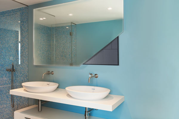 Fußbodenheizung im Badezimmer -Heizsystem montiert hinter Spiegel